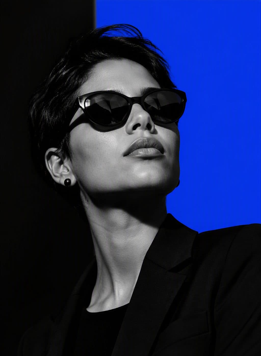 Retrato editorial com fundo azul — LYPES Agency